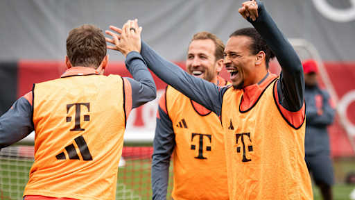 Leroy Sane jubelt im FC Bayern-Training vor Bundesliga-Spiel bei TSG Hoffenheim.