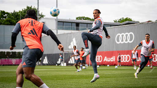 Leroy Sané versucht eine Flanke von Serge Gnabry zu blocken im FC Bayern-Training vor Bundesliga-Spiel bei TSG Hoffenheim.
