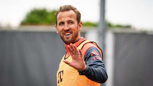 Harry Kane winkt lächelnd im FC Bayern-Training vor Bundesliga-Spiel bei TSG Hoffenheim.
