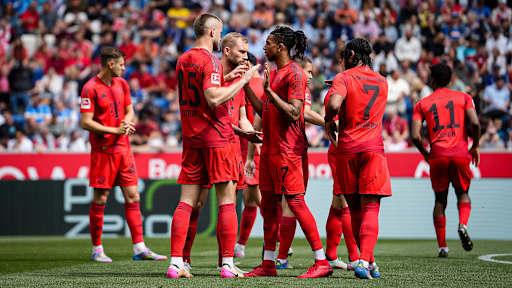 Eric Dier und Michael Olise klatschen vor dem Gastspiel des FC Bayern bei der TSG Hoffenheim ab