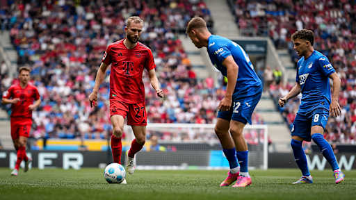 FC Bayerns Konrad Laimer im Zweikampf mit Alexander Prass von der TSG Hoffenheim