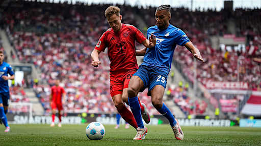 Joshua Kimmich vom FC Bayern im Zweikampf mit Hoffenheims Kevin Akpoguma