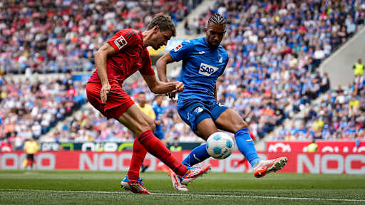 Thomas Müller vom FC Bayern im Duell mit Kevin Akpoguma von der TSG Hoffenheim