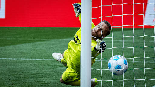 Hoffenheims Oliver Baumann ist beim Freistoßtreffer von Bayerns Michael Olise machtlos