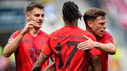 Joshua Kimmich und Josip Stanišić bejubeln zusammen mit Michael Olise seinen Treffer zum 1:0 gegen Hoffenheim