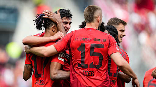 Aleksandar Pavlović und Eric Dier jubeln zusammen mit Michael Olise nach dessen 1:0-Führungstreffer gegen Hoffenheim