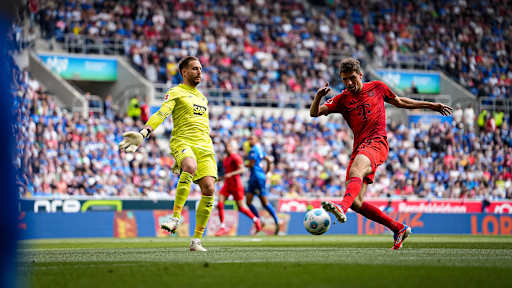 FC Bayerns Thomas Müller im Eins-gegen-Eins mit Hoffenheims Torhüter Oliver Baumann