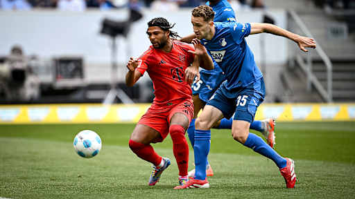Serge Gnabry im Zweikampf mit Arthur Chaves von der TSG Hoffenheim