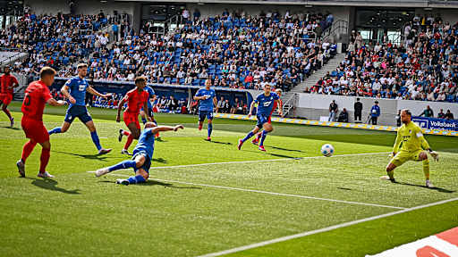 Joshua Kimmich trifft zum 2:0 für den FC Bayern bei der TSG Hoffenheim