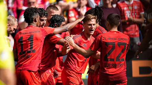 Joshua Kimmich bejubelt mit seinen Teamkollegen des FC Bayern sein Tor zum 2:0 gegen Hoffenheim