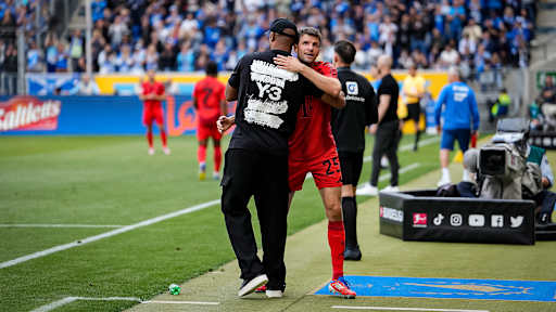 Thomas Müller umarmt Trainer Vincent Kompany nach seiner Auswechslung im Spiel gegen Hoffenheim