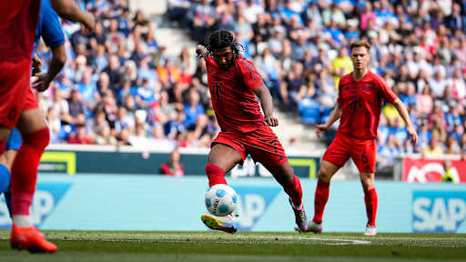Serge Gnabry schießt das 3:0 für den FC Bayern im Spiel bei der TSG Hoffenheim