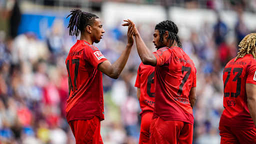 Michael Olise und Serge Gnabry klatschen nach dem Tor zum 3:0 des deutschen Nationalspielers ab
