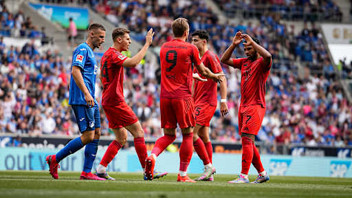 Harry Kane und Serge Gnabry klatschen nach dem Tor zum 3:0 für den FC Bayern ab