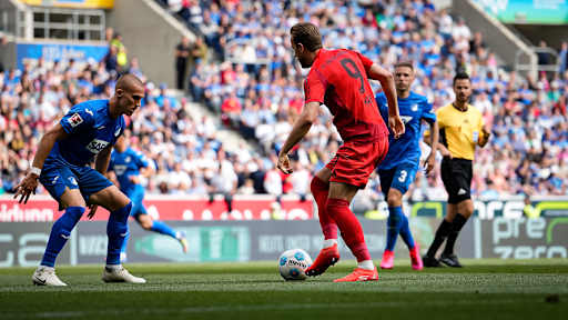 Harry Kane kann beim Torschuss von Hoffenheims Leo Østigård nicht entscheidend gestört werden und trifft zum 4:0