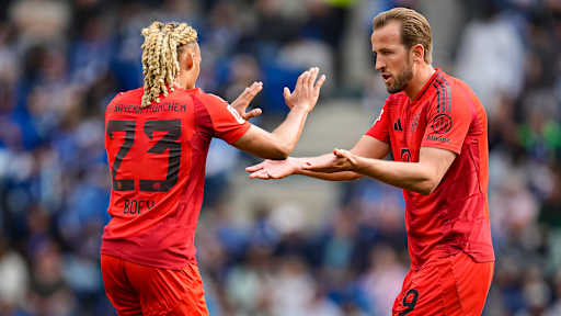 Sacha Boey und Harry Kane klatschen nach dem Tor des Engländers zum 4:0 bei der TSG Hoffenheim ab