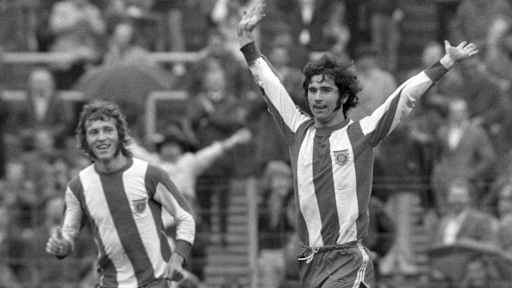 Gerd Müller jubelt nach einem Torerfolg.