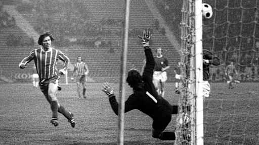 Gerd Müller verwandelt einen Lupfer im gegnerischen Tor.