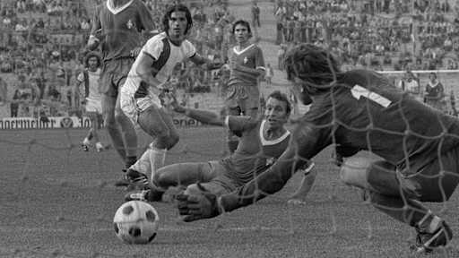 Gerd Müller verfolgt, wie sein Torschuss im Netz zappelt.