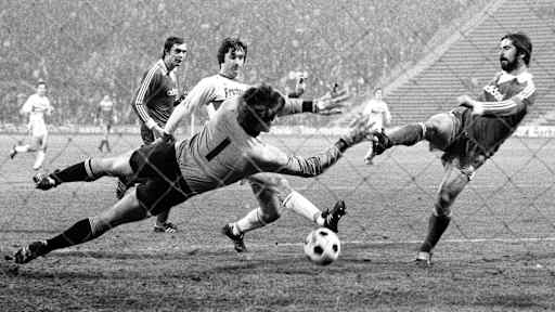 Gerd Müller trifft im Fallen für den FC Bayern
