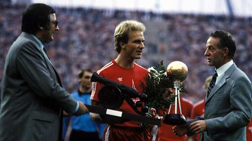 Karl-Heinz Rummenigge bekommt mehrere Trophäen überreicht.