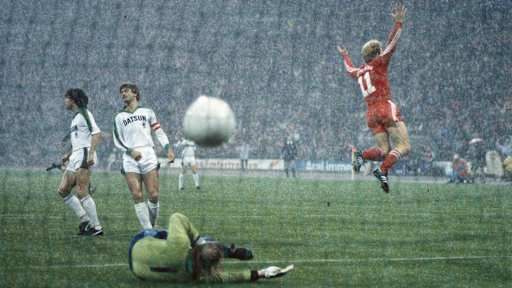 Karl-Heinz Rummenigge jubelt springend nach einem Tor.
