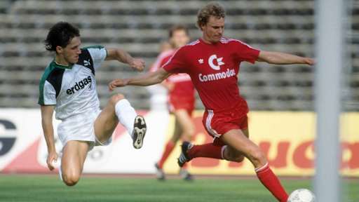 Roland Wolfarth am Ball im Bundesliga-Spiel gegen Mönchengladbach