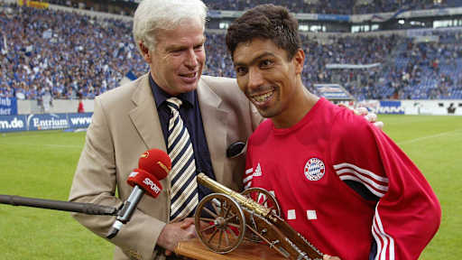 Giovane Elber bekommt die Torjägerkanone überreicht.