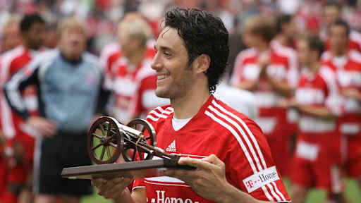 Luca Toni bekommt die Torjägerkanone überreicht.