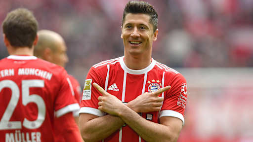 Robert Lewandowski jubelt mit verschränkten Armen nach einem Torerfolg.