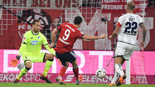 Robert Lewandowski erzielt ein Tor gegen Hoffenheim.