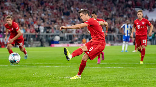 Robert Lewandowski beim Strafstoß.