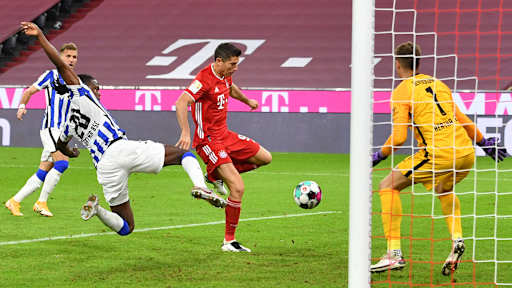 Robert Lewandowski erzielt ein Tor im Bundesliga-Spiel gegen Hertha BSC.