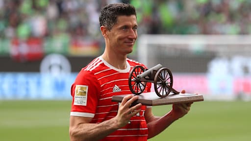 Robert Lewandowski bekommt die Torjägerkanone überreicht.