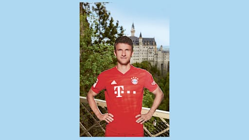 Lebensgroße Figuren von Thomas Müller aus dem FC Bayern-Museum stehen an bekannten Orten in Bayern