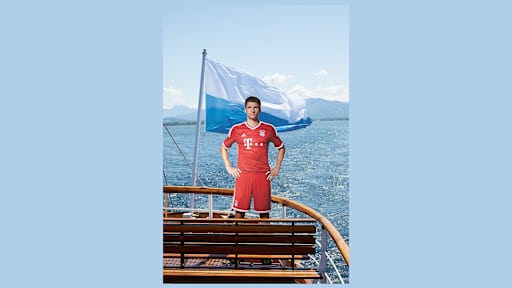 Lebensgroße Figuren von Thomas Müller aus dem FC Bayern-Museum stehen an bekannten Orten in Bayern