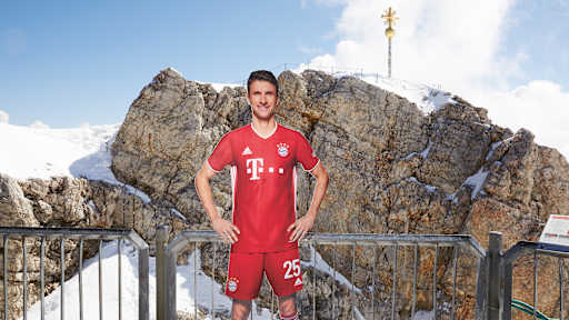 Lebensgroße Figuren von Thomas Müller aus dem FC Bayern-Museum stehen an bekannten Orten in Bayern