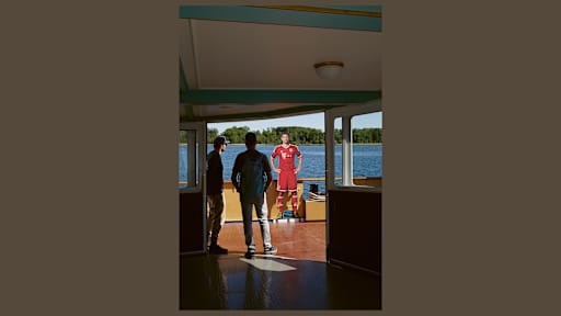 Lebensgroße Figuren von Thomas Müller aus dem FC Bayern-Museum stehen an bekannten Orten in Bayern