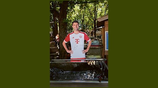 Lebensgroße Figuren von Thomas Müller aus dem FC Bayern-Museum stehen an bekannten Orten in Bayern