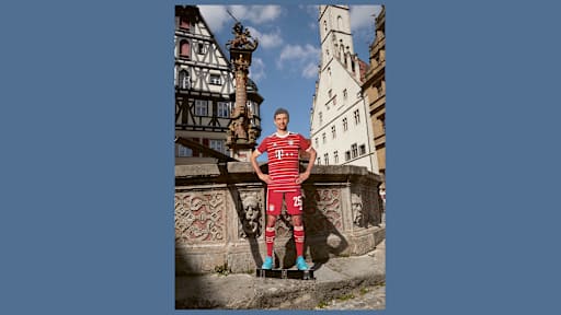 Lebensgroße Figuren von Thomas Müller aus dem FC Bayern-Museum stehen an bekannten Orten in Bayern