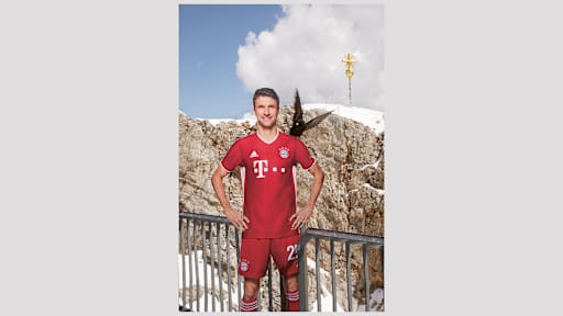 Lebensgroße Figuren von Thomas Müller aus dem FC Bayern-Museum stehen an bekannten Orten in Bayern.