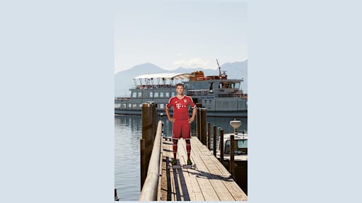 Lebensgroße Figuren von Thomas Müller aus dem FC Bayern-Museum stehen an bekannten Orten in Bayern
