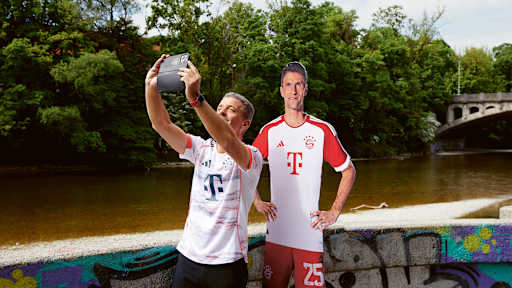 Lebensgroße Figuren von Thomas Müller aus dem FC Bayern-Museum stehen an bekannten Orten in Bayern