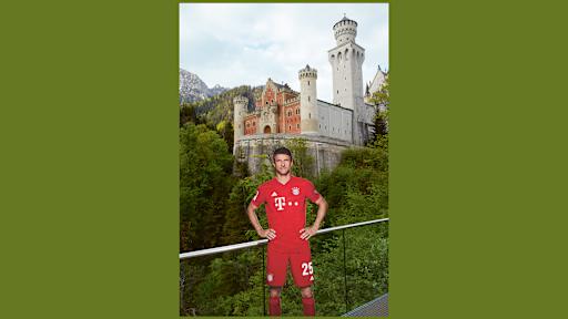 Lebensgroße Figuren von Thomas Müller aus dem FC Bayern-Museum stehen an bekannten Orten in Bayern