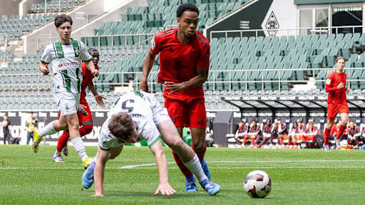Chivano Wijks von der FCB-U17 im Zweikampf.