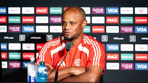 Vincent Kompany auf der Pressekonferenz in Cincinnati