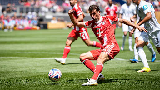 Thomas Müller passt in die Mitte und bereitet so den Treffer von Michael Olise gegen Auckland City FC bei der Klub-WM vor