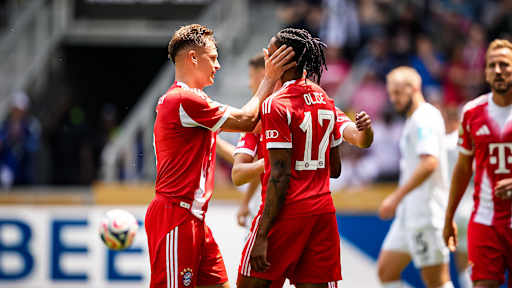 Joshua Kimmich und Michael Olise bejubeln zusammen den Treffer des Franzosen gegen Auckland City FC bei der Klub-WM