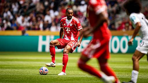 Jonathan Tah am Ball im Spiel des FC Bayern gegen Auckland City FC bei der Klub-WM