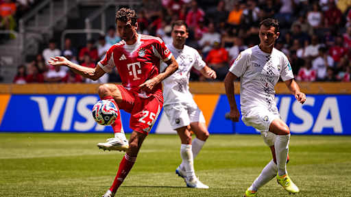Thomas Müller mit dem Ball am Fuß vor dem Tor zum 5:0 gegen Auckland City FC bei der Klub-WM